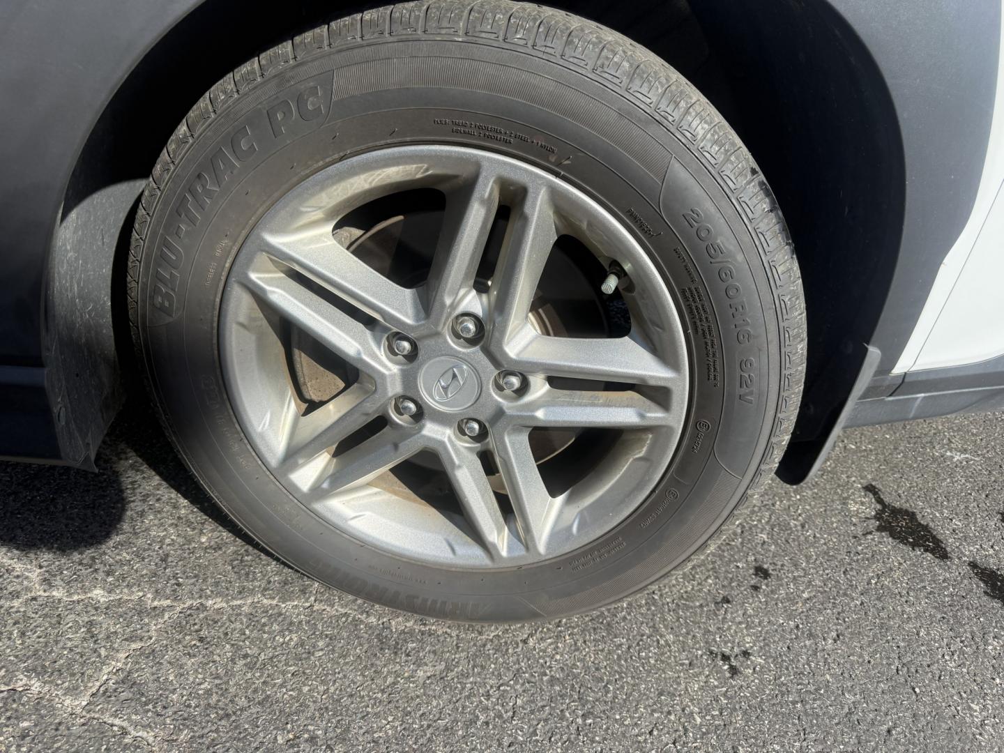 2020 White /Black Hyundai Kona SE AWD (KM8K1CAA2LU) with an 2.0L I4 DOHC 16V engine, Automatic transmission, located at 547 E. Main St., Orwell, OH, 44076, (440) 437-5893, 41.535435, -80.847855 - 2020 Hyundai Kona SE AWD – Compact Crossover Efficiency with All-Weather Confidence If you want a smaller SUV that is easy to park and still ready for changing weather, this 2020 Hyundai Kona SE AWD is a practical choice. The 2.0L engine and 6-speed automatic deliver smooth everyday power and a s- Photo#32