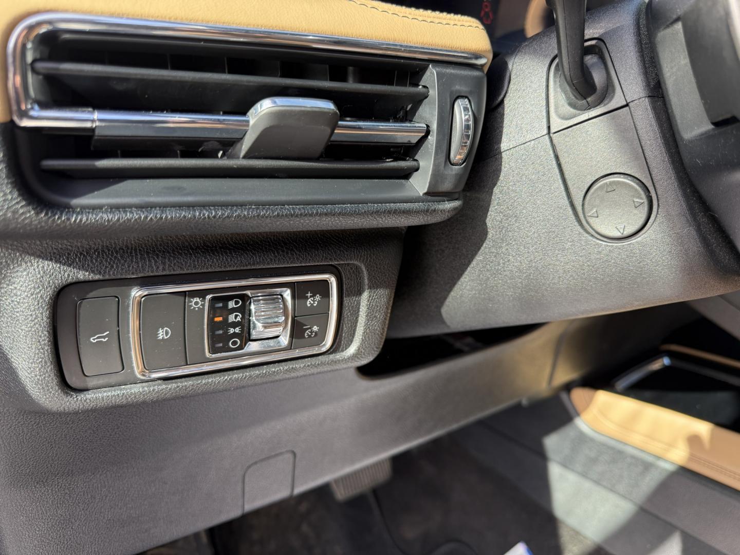 2021 White /Brown Lincoln Corsair Reserve AWD (5LMCJ2D98MU) with an 2.0L I4 DOHC 16V Turbo engine, Automatic transmission, located at 547 E. Main St., Orwell, OH, 44076, (440) 437-5893, 41.535435, -80.847855 - 2021 Lincoln Corsair Reserve AWD – Quiet Luxury in a Smaller, More Exclusive Package Lincoln is not a volume brand, and this 2021 Corsair Reserve AWD feels like it. Finished in Pristine White on 19" aluminum wheels, with full LED exterior lighting, it has the clean, composed presence of a luxury- Photo#9