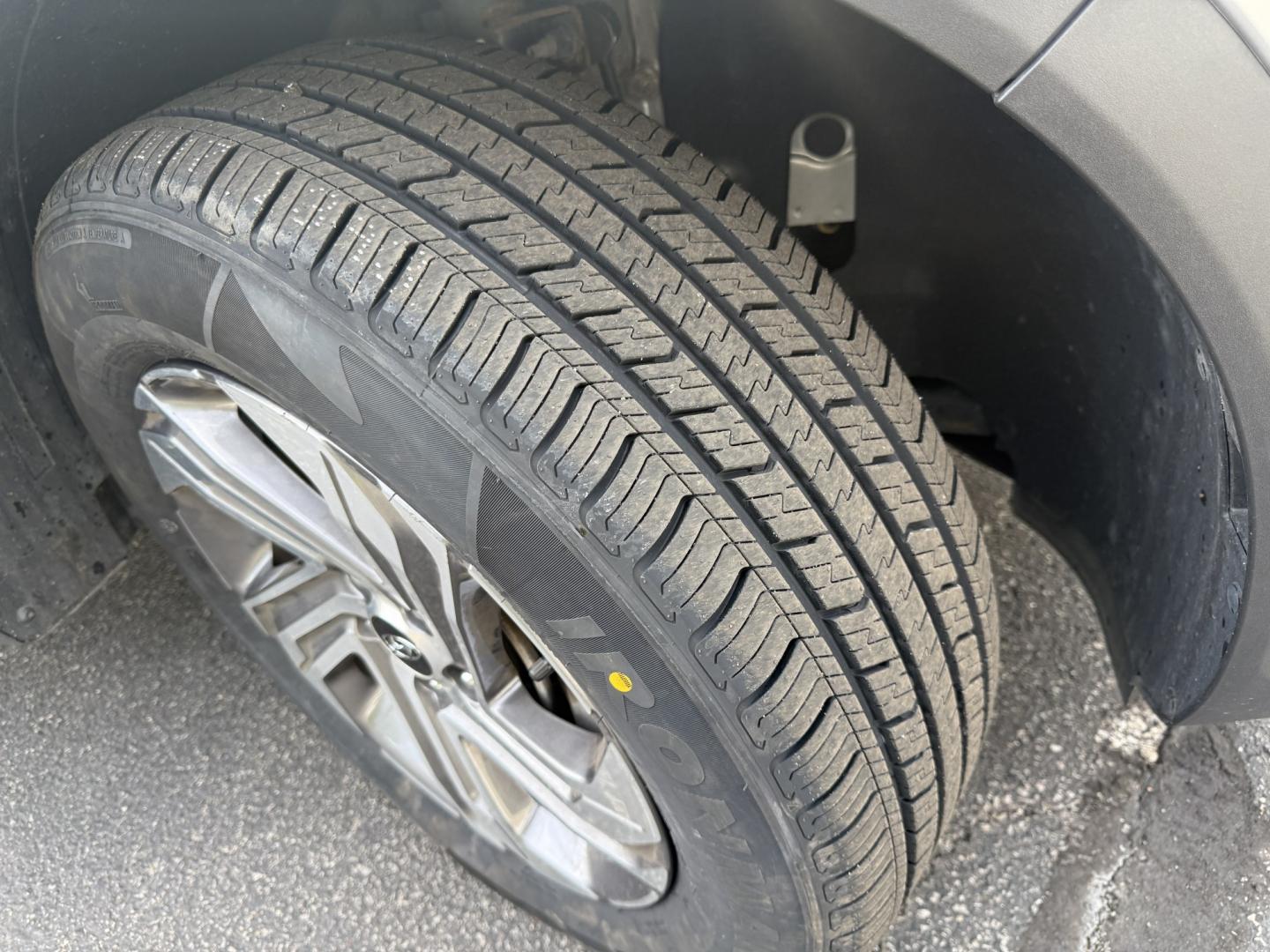2023 Silver /Black Hyundai Santa Fe SEL AWD (5NMS2DAJ7PH) with an 2.5L I4 DOHC 16V engine, Automatic transmission, located at 547 E. Main St., Orwell, OH, 44076, (440) 437-5893, 41.535435, -80.847855 - 2023 Hyundai Santa Fe SEL AWD – Family-Ready Midsize Comfort with Fresh Tires If you want a midsize SUV that handles family life and changing weather without feeling oversized, this 2023 Hyundai Santa Fe SEL AWD is a strong fit. Finished in Shimmering Silver, with LED daytime running lights and d- Photo#4