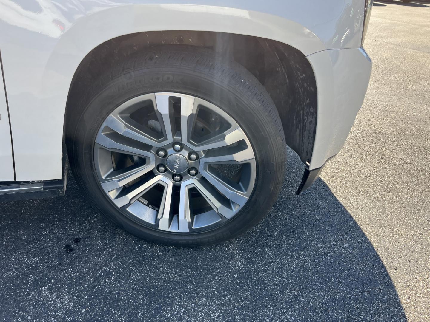 2018 GMC Yukon XL Denali 4WD (1GKS2HKJ8JR) with an 6.2L V8 OHV 16V engine, 6A transmission, located at 547 E. Main St., Orwell, OH, 44076, (440) 437-5893, 41.535435, -80.847855- Photo#4