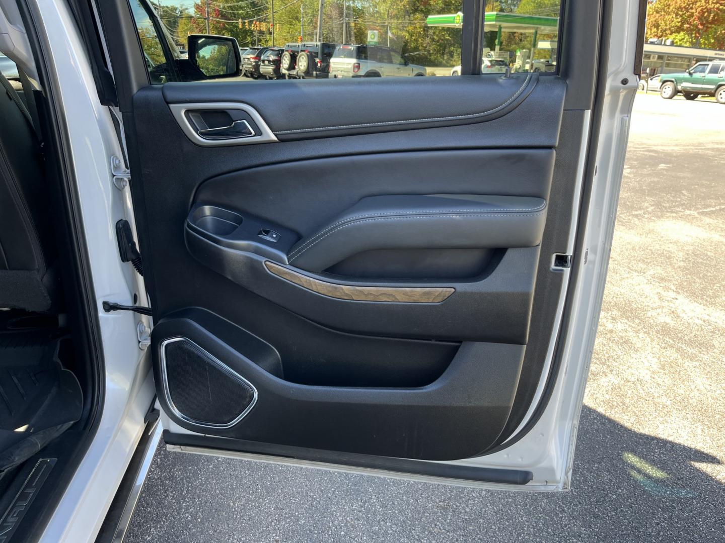 2018 GMC Yukon XL Denali 4WD (1GKS2HKJ8JR) with an 6.2L V8 OHV 16V engine, 6A transmission, located at 547 E. Main St., Orwell, OH, 44076, (440) 437-5893, 41.535435, -80.847855- Photo#38
