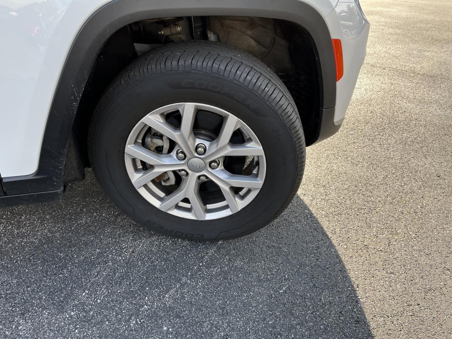2021 Jeep Grand Cherokee Limited 4WD (1C4RJKBG7M8) with an 3.6L V6 DOHC 24V engine, 8A transmission, located at 547 E. Main St., Orwell, OH, 44076, (440) 437-5893, 41.535435, -80.847855- Photo#4