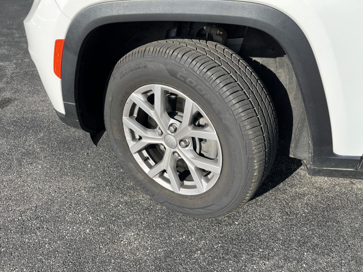 2021 Jeep Grand Cherokee Limited 4WD (1C4RJKBG7M8) with an 3.6L V6 DOHC 24V engine, 8A transmission, located at 547 E. Main St., Orwell, OH, 44076, (440) 437-5893, 41.535435, -80.847855- Photo#12