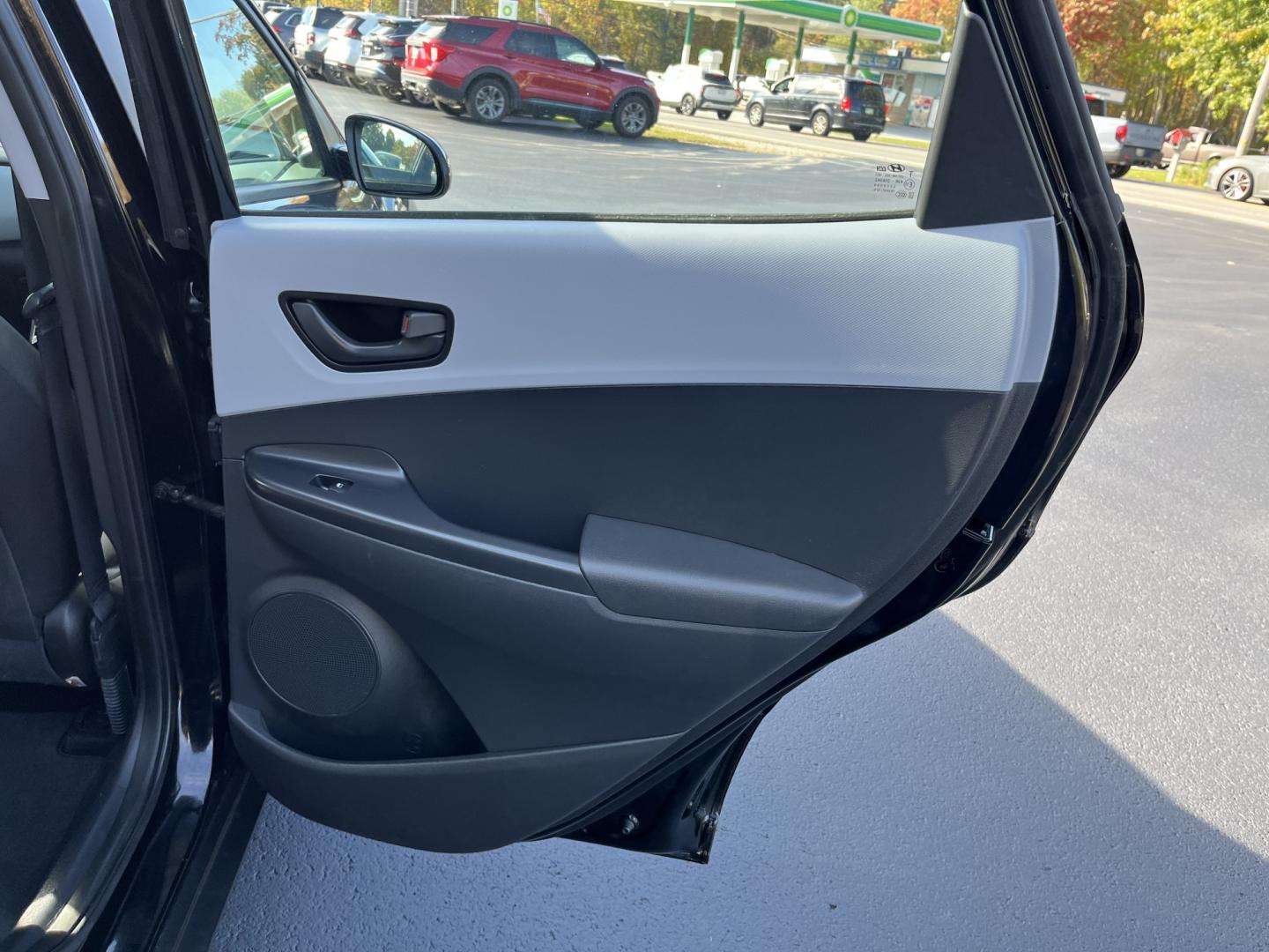 2020 Hyundai Kona SE AWD (KM8K1CAA4LU) with an 2.0L L4 DOHC 16V engine, 6A transmission, located at 547 E. Main St., Orwell, OH, 44076, (440) 437-5893, 41.535435, -80.847855- Photo#30