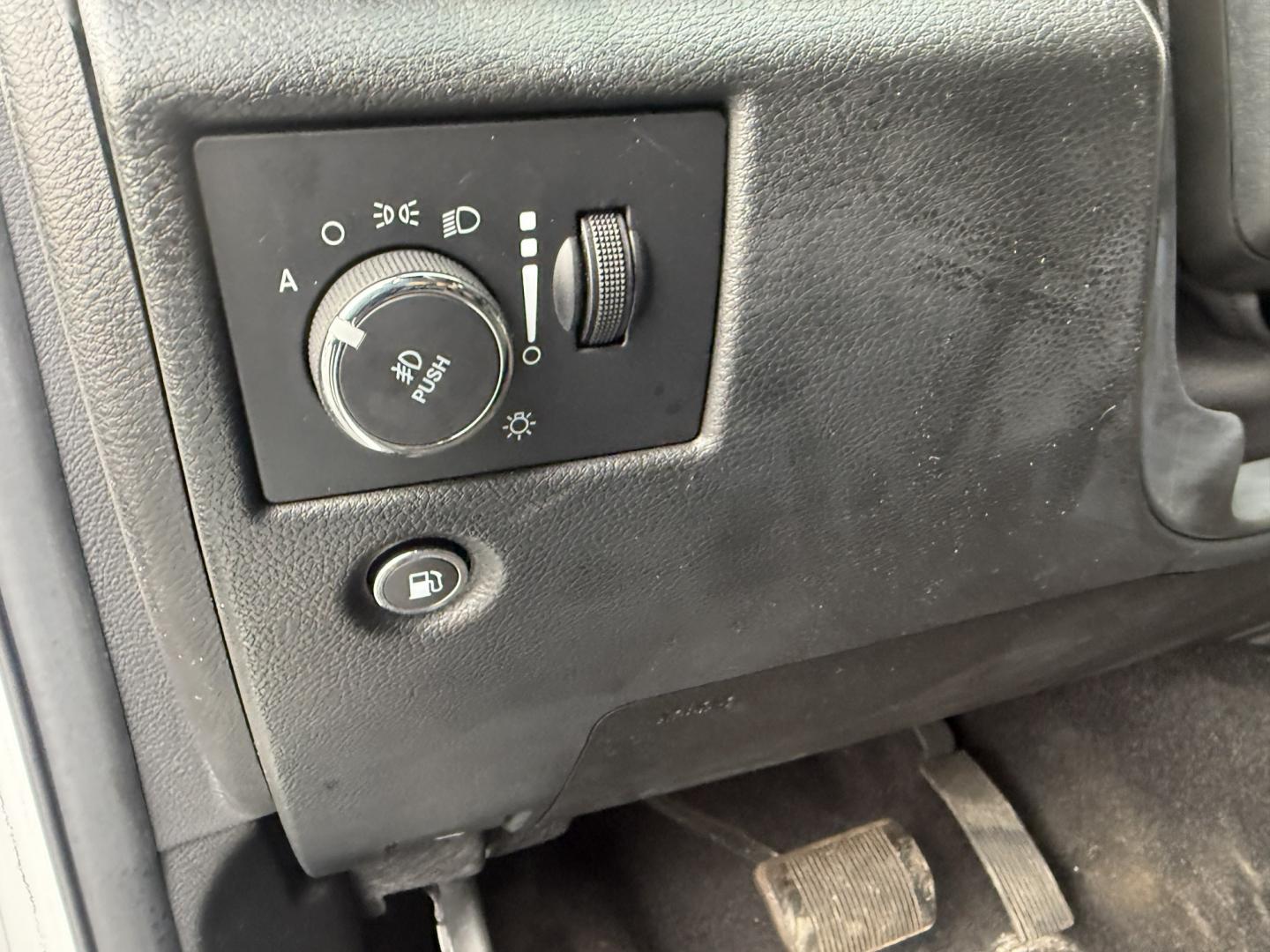 2022 White /Black Jeep Grand Cherokee Laredo X 4WD (1C4RJFAG1NC) with an 3.6L V6 DOHC 24V engine, Automatic transmission, located at 547 E. Main St., Orwell, OH, 44076, (440) 437-5893, 41.535435, -80.847855 - 2022 Jeep Grand Cherokee WK Laredo X 4WD – One-Owner, Fresh Tires, and Everyday Capability This 2022 Jeep Grand Cherokee Laredo X 4WD is the kind of midsize SUV most people actually use. Finished in Bright White Clear Coat on black 20" aluminum wheels, with LED daytime running lights and dusk-sen- Photo#10