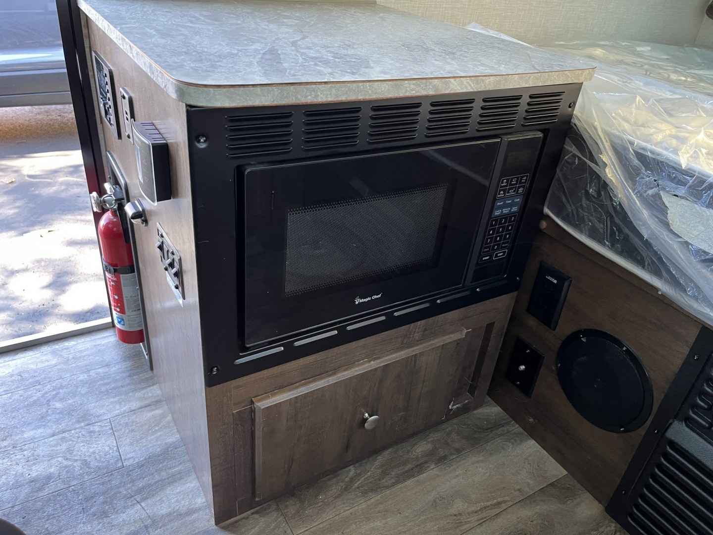 2021 White /Black Forest River Flagstaff Camping Trailer (4X4CFS217MD) , located at 11115 Chardon Rd. , Chardon, OH, 44024, (440) 214-9705, 41.580246, -81.241943- Photo#12