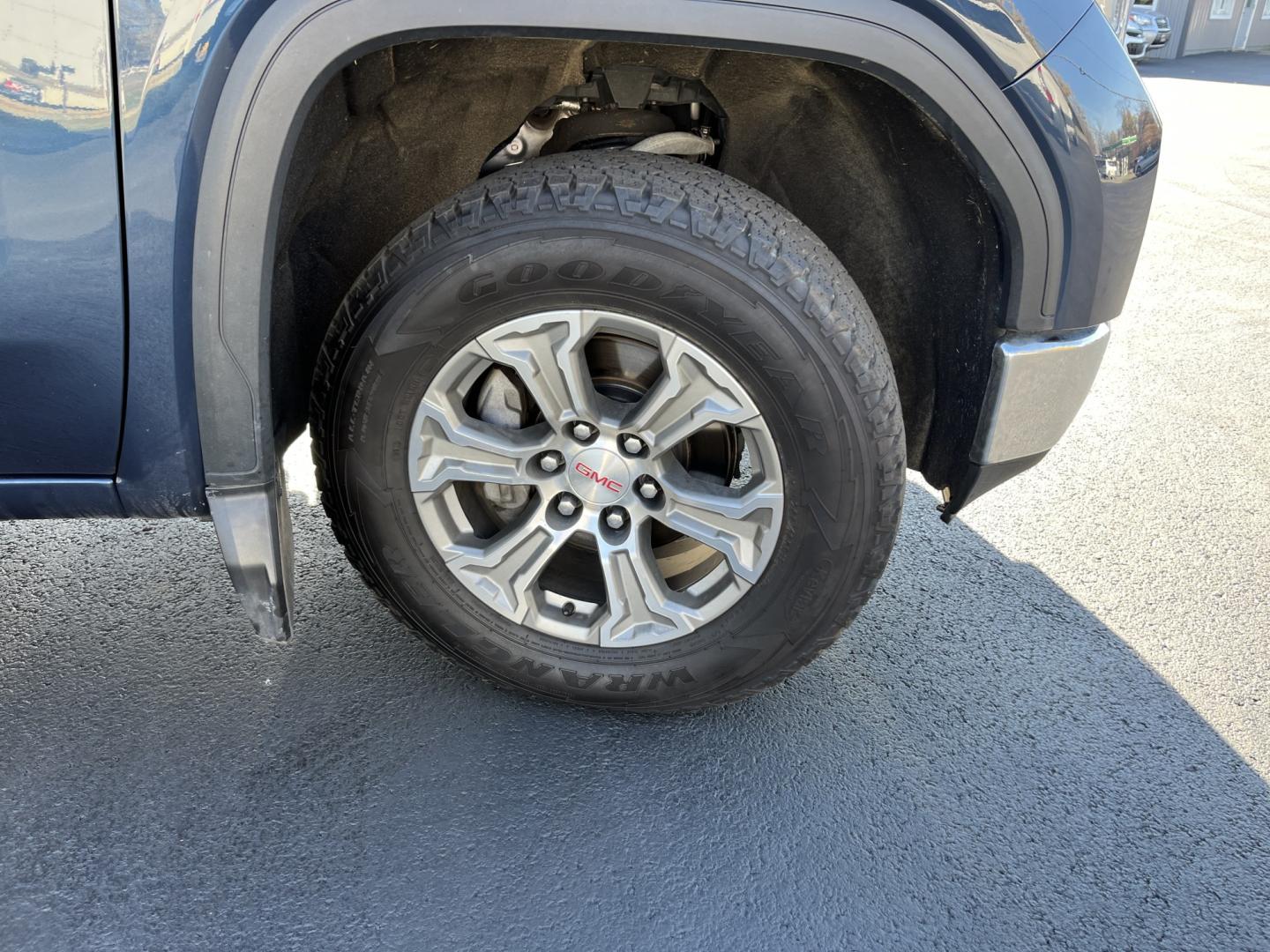 2020 Blue /Black GMC Sierra 1500 SLE Crew Cab Short Box 4WD (3GTU9BED1LG) with an 5.3L V8 OHV 16V engine, Automatic transmission, located at 547 E. Main St., Orwell, OH, 44076, (440) 437-5893, 41.535435, -80.847855- Photo#4