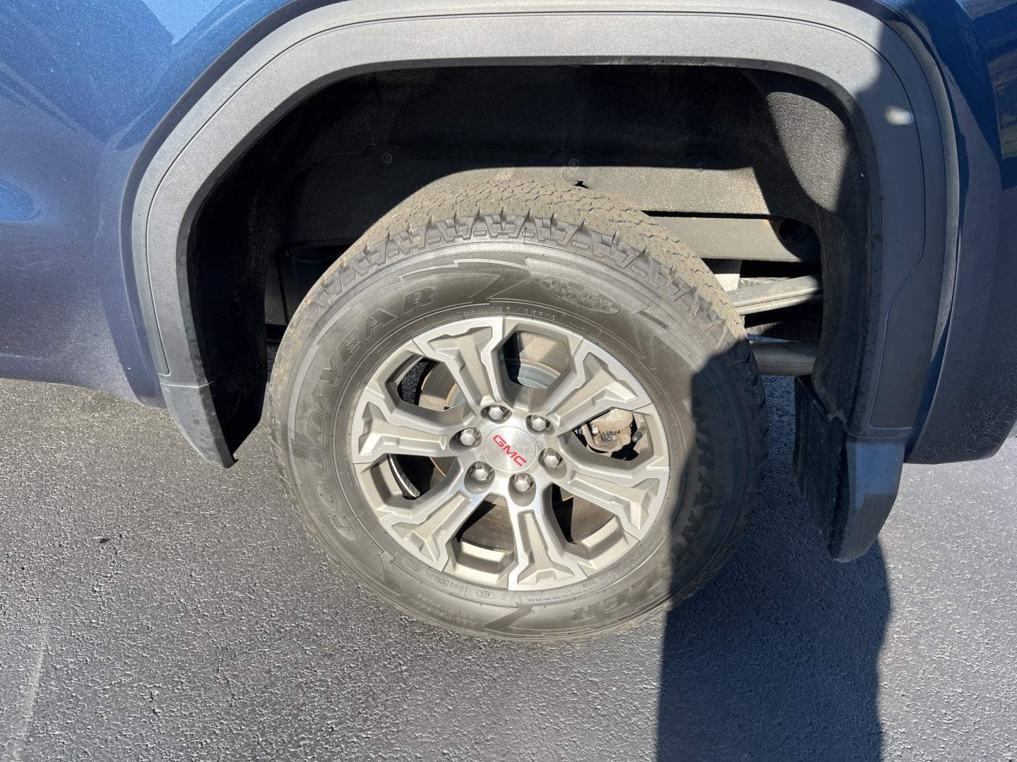 2020 Blue /Black GMC Sierra 1500 SLE Crew Cab Short Box 4WD (3GTU9BED1LG) with an 5.3L V8 OHV 16V engine, Automatic transmission, located at 547 E. Main St., Orwell, OH, 44076, (440) 437-5893, 41.535435, -80.847855- Photo#10