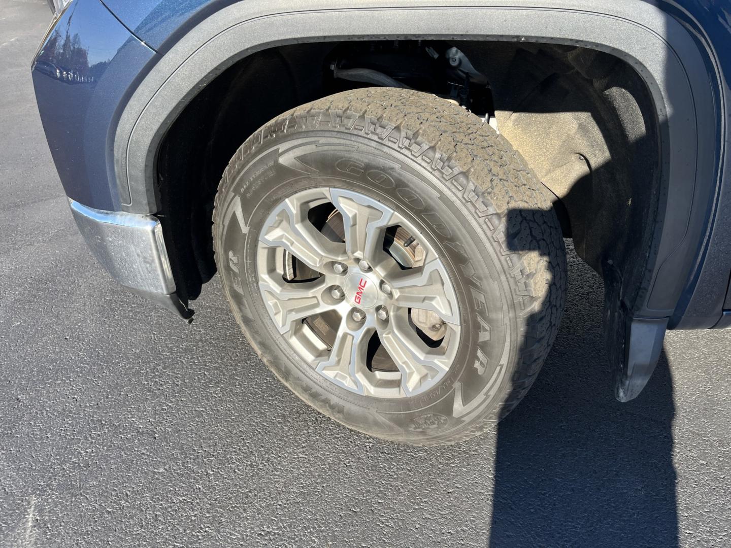 2020 Blue /Black GMC Sierra 1500 SLE Crew Cab Short Box 4WD (3GTU9BED1LG) with an 5.3L V8 OHV 16V engine, Automatic transmission, located at 547 E. Main St., Orwell, OH, 44076, (440) 437-5893, 41.535435, -80.847855- Photo#12