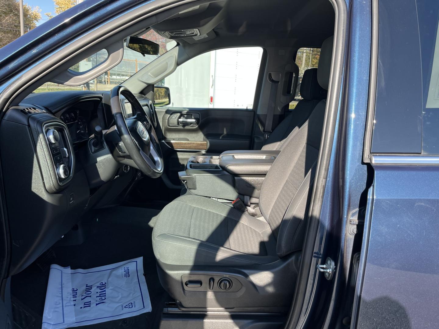 2020 Blue /Black GMC Sierra 1500 SLE Crew Cab Short Box 4WD (3GTU9BED1LG) with an 5.3L V8 OHV 16V engine, Automatic transmission, located at 547 E. Main St., Orwell, OH, 44076, (440) 437-5893, 41.535435, -80.847855- Photo#17