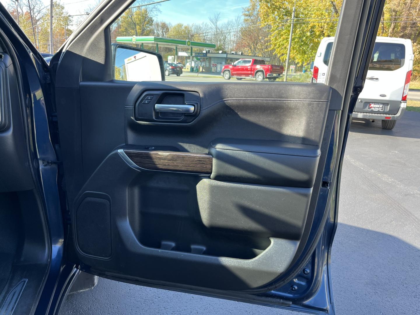 2020 Blue /Black GMC Sierra 1500 SLE Crew Cab Short Box 4WD (3GTU9BED1LG) with an 5.3L V8 OHV 16V engine, Automatic transmission, located at 547 E. Main St., Orwell, OH, 44076, (440) 437-5893, 41.535435, -80.847855- Photo#32