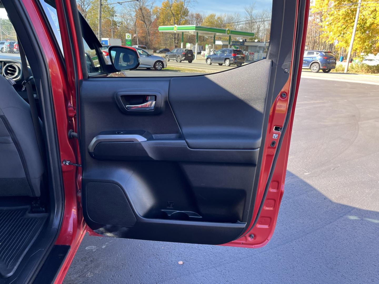2018 Toyota Tacoma SR5 Double Cab Super Long Bed V6 6AT 4WD (5TFDZ5BN5JX) with an 3.6L V6 DOHC 24V engine, 6A transmission, located at 547 E. Main St., Orwell, OH, 44076, (440) 437-5893, 41.535435, -80.847855- Photo#32