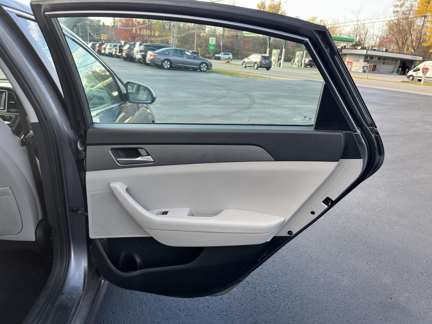 2018 Hyundai Sonata SE (5NPE24AF1JH) with an 2.4L L4 DOHC 16V engine, 7A transmission, located at 547 E. Main St., Orwell, OH, 44076, (440) 437-5893, 41.535435, -80.847855- Photo#31