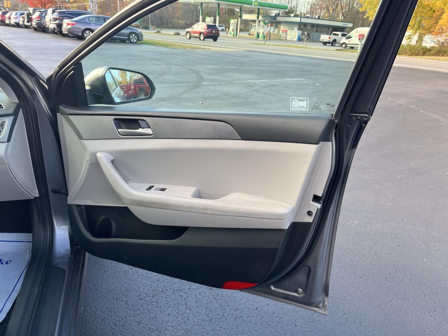 2018 Hyundai Sonata SE (5NPE24AF1JH) with an 2.4L L4 DOHC 16V engine, 7A transmission, located at 547 E. Main St., Orwell, OH, 44076, (440) 437-5893, 41.535435, -80.847855- Photo#33