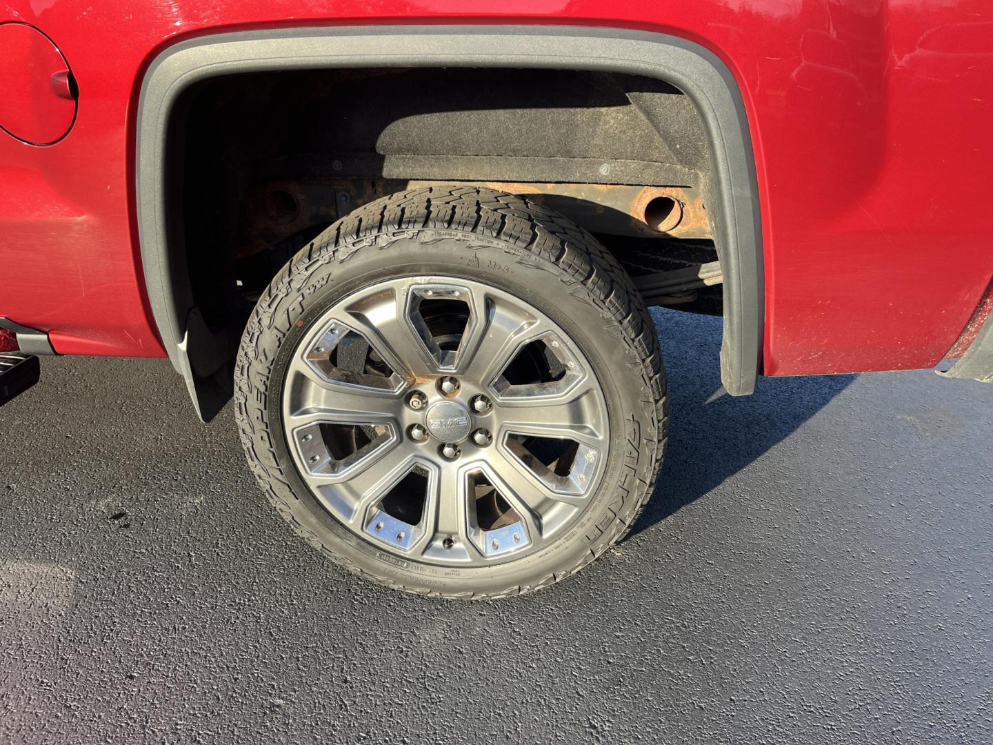 2018 GMC Sierra 1500 Denali Crew Cab Long Box 4WD (3GTU2PEJ9JG) with an 6.2L V8 OHV 16V engine, 6A transmission, located at 547 E. Main St., Orwell, OH, 44076, (440) 437-5893, 41.535435, -80.847855- Photo#10